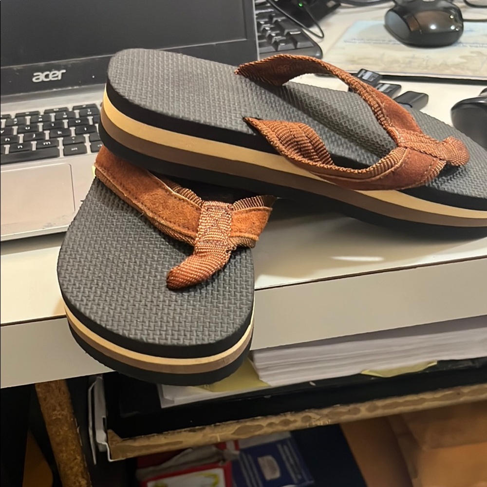 ISO!!! 80’s style cheap flip flops